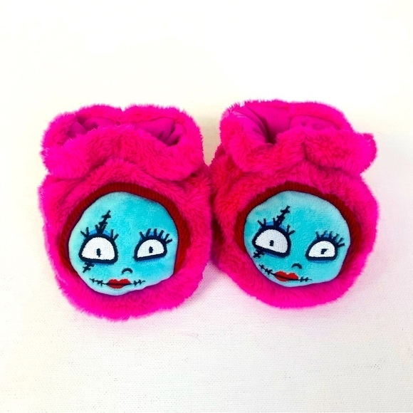 Disney Nightmare Before Christmas Sally Fuzzy Pink Slippers Size 0-6 Months - Picture 1 of 5